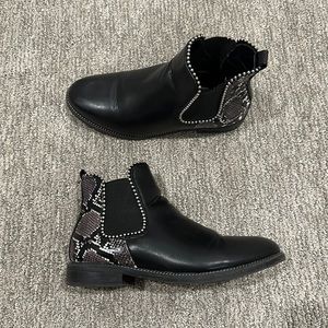Aomo Love, size 10 booties!
